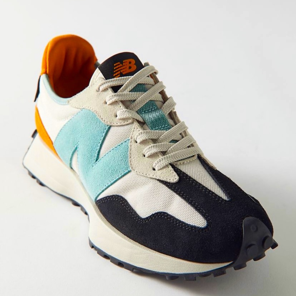 New balance 327's TREND COLOR. Worn once!
